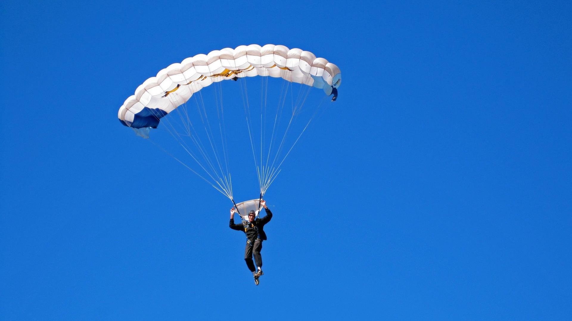 米切尔封神夜，尼克斯用窒息防守绞杀猛龙，季后赛迎来新王